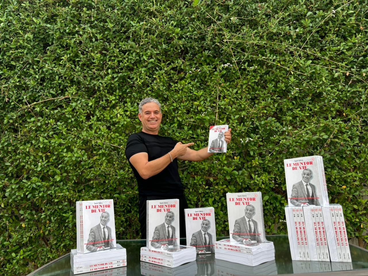 Sami Bdira, Master Coach OADC, présentant son livre Le Mentor de Vie